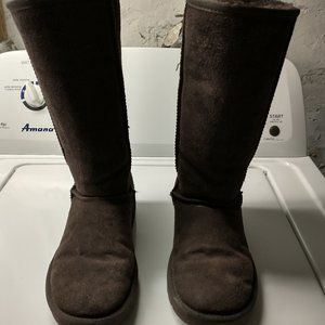 UGG CHOCOLATE BOOTS. SIZE 6... EUC